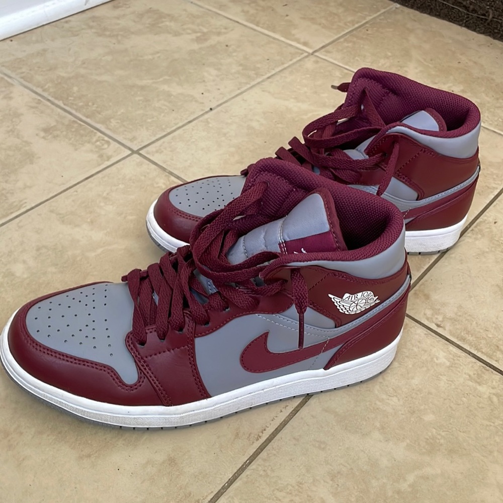 Great condition ! No creases. Used a couple of times.